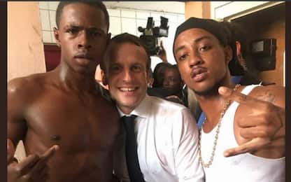 Foto di Macron con ragazzo che fa il dito medio, polemiche in Francia