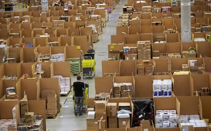 Amazon aumenta il salario minimo dei dipendenti Usa a 15 dollari l'ora