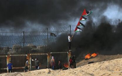 Striscia di Gaza, Israele attacca dopo il lancio di 2 razzi: un morto