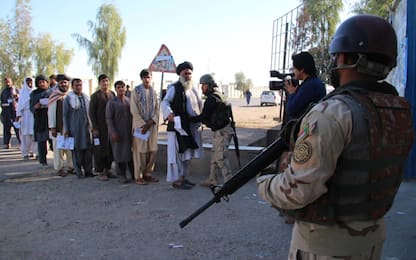 Afghanistan al voto nel sangue, oltre 60 morti in attacchi ai seggi
