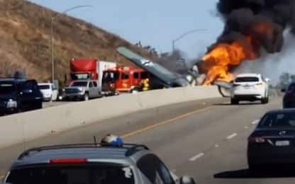 Usa, aereo si schianta su un'autostrada e prende fuoco tra le auto