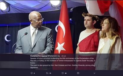 Turchia, richiamata l’ambasciatrice in Uganda vestita con abito greco