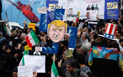 Iran, Trump su sanzioni: “Le più dure mai imposte”. Proteste a Teheran