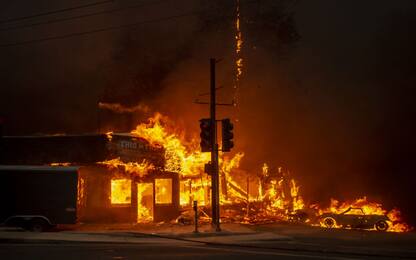 Usa, incendi in California: evacuata l'intera Malibù