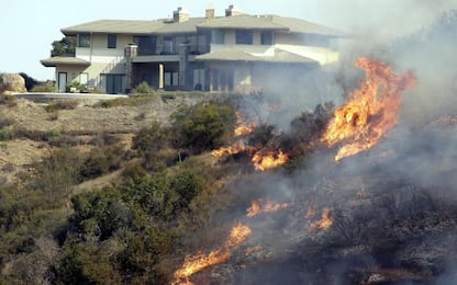California, incendi devastano l'area di Malibù. FOTO