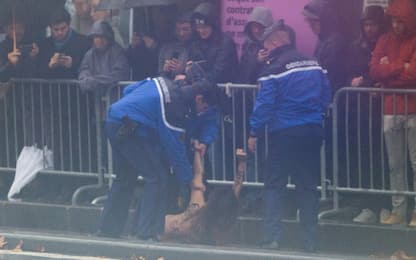 Parigi, Femen scavalca transenne mentre passa auto di Trump