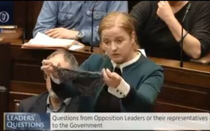 Protesta per sentenza stupro, deputata irlandese mostra tanga in Aula