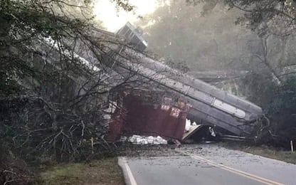 Usa, deraglia un treno in Georgia: carrozze cadono sulla strada