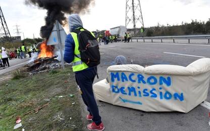 Francia, "gilet gialli" bloccano una decina di depositi di carburante