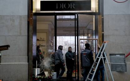 Gilet gialli a Parigi, da Dior rubati 500mila euro di gioielli