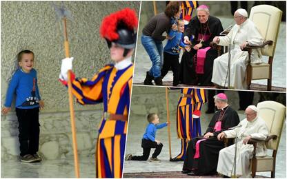 Bambino corre sul palco per salutare papa Francesco: il fuoriprogramma