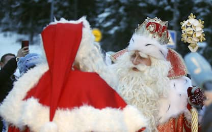 Finlandia, l'incontro fra Babbo Natale e Nonno Gelo