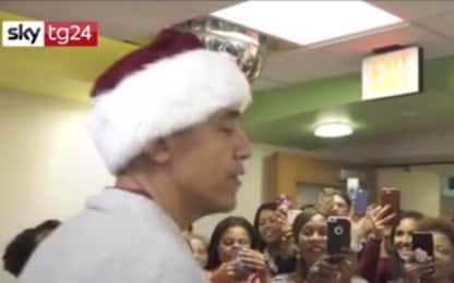 Obama visita i bambini dell'ospedale vestito da Babbo Natale. VIDEO