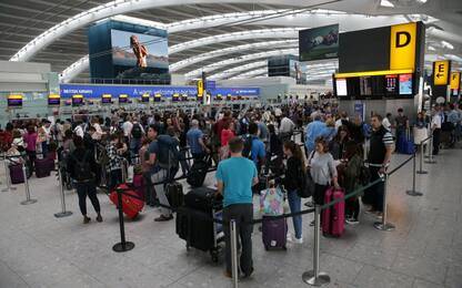 Droni su Gatwick, caos nei voli a Londra: aeroporto in tilt