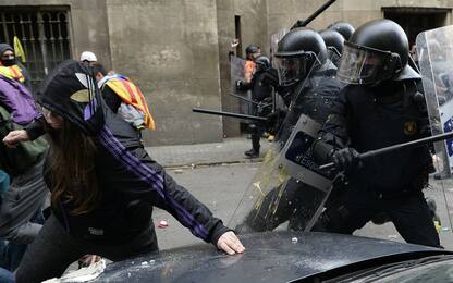 Barcellona, gli scontri degli indipendentisti