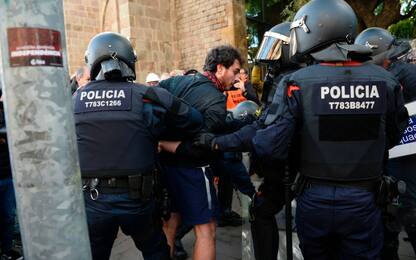 Catalogna, scontri tra Mossos e indipendentisti: tre persone arrestate