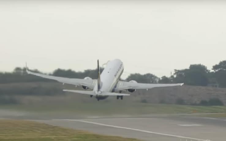 Birmingham, il decollo dell’aereo è da brividi per le folate di vento