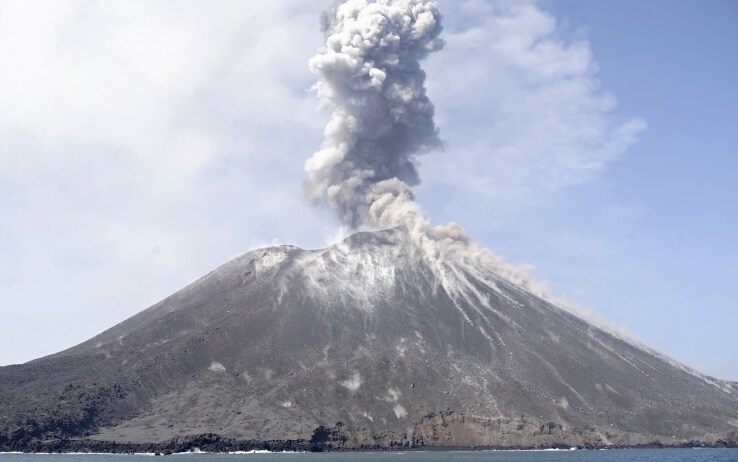 Tsunami Indonesia, il vulcano Krakatoa e le sue eruzioni | Sky TG24