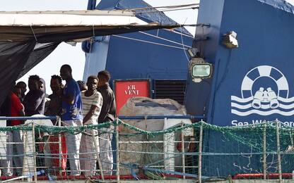 Migranti, Papa: "Porte Chiesa aperte". Salvini: no a sbarco Sea Watch