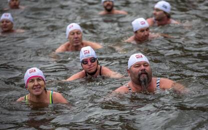 Praga, la tradizionale gara di nuoto nel fiume a 4 gradi