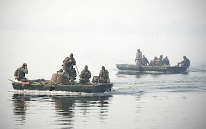 Kashmir, militari ripuliscono il lago Dal dai rifiuti