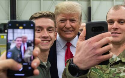 Trump, incontro (e selfie) coi soldati americani in Germania