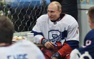 Putin gioca a hockey sul ghiaccio nella Piazza Rossa. FOTO