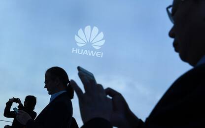 Huawei punisce due dipendenti per aver usato un iPhone