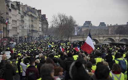 Gilet gialli tornano in piazza, tensione a Parigi