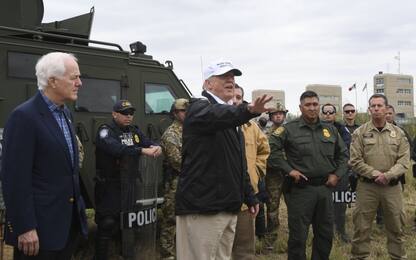 Muro col Messico, Trump pronto a usare fondi destinati a uragani