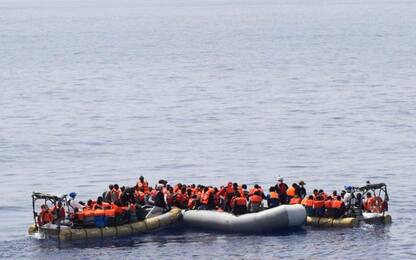 Migranti, naufraga gommone con 20 persone a bordo. Si salvano in 3