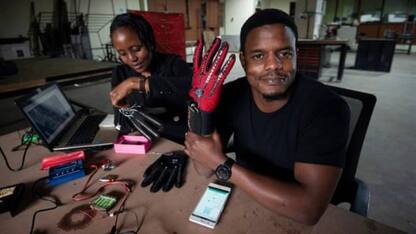 Kenya, un guanto dà voce al linguaggio dei segni