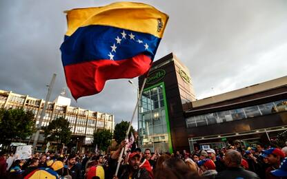 Caos Venezuela, scontri e vittime. Maduro: pagliacci, non me ne vado