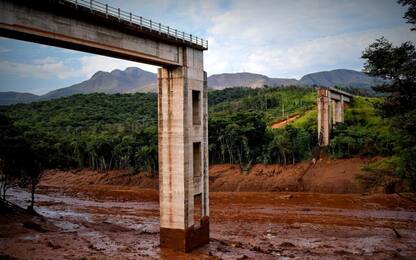Brasile, crolla una diga: almeno 34 morti e 296 dispersi