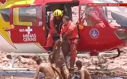 Crollo diga in Brasile, salvata una 15enne trovata sotto il fango
