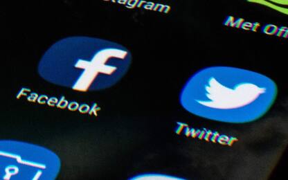 Facebook e Twitter cancellano migliaia di falsi account anti-Occidente