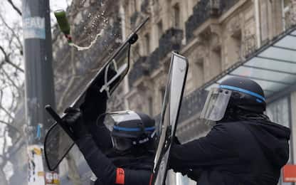 Gilet gialli in piazza, tensione a Parigi: un ferito