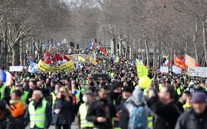 Gilet gialli, scontri a Parigi: manifestante perde una mano, 10 fermi