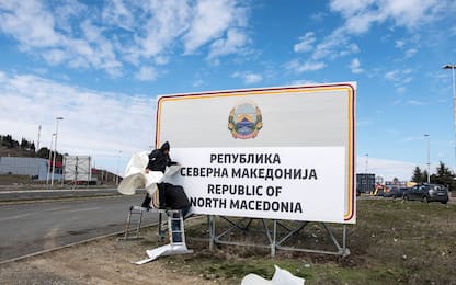 La Macedonia cambia nome, rimossi i segnali stradali
