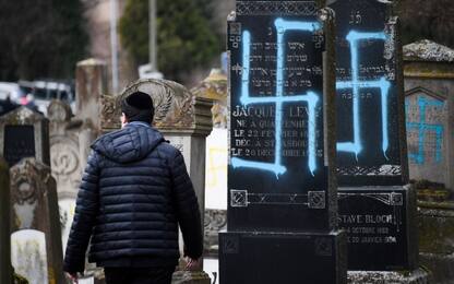 Cimitero ebraico profanato in Alsazia, la Francia scende in piazza