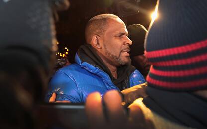 Molestie, il rapper R. Kelly si è consegnato alla polizia di Chicago