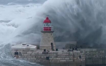 L'onda gigante travolge il faro: il video spettacolare in slow-motion