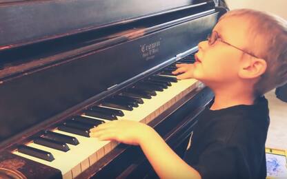 Bimbo cieco di 6 anni suona Bohemian Rhapsody al piano. Il video
