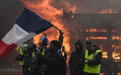 Parigi, scontri tra polizia e gilet gialli: 11 feriti in un incendio