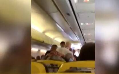Ryanair, rissa sul volo Glasgow-Tenerife: due arresti. VIDEO