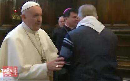 Il Papa rifiuta baciamano dei fedeli, Vaticano: "Questione di igiene"