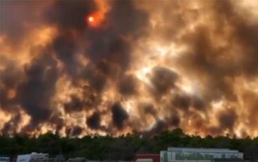 Maxi incendio in New Jersey, il cielo sembra una palla di fuoco. VIDEO
