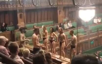 Seminudi a Westminster, irruzione durante dibattito Brexit. VIDEO