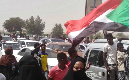 Sudan, la folla festeggia la fine del regime