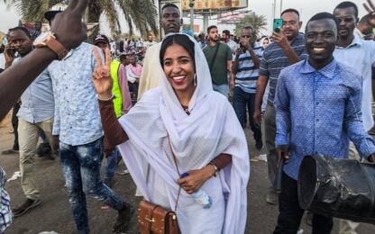 Colpo di Stato in Sudan, chi è Alaa Salah donna simbolo della protesta
